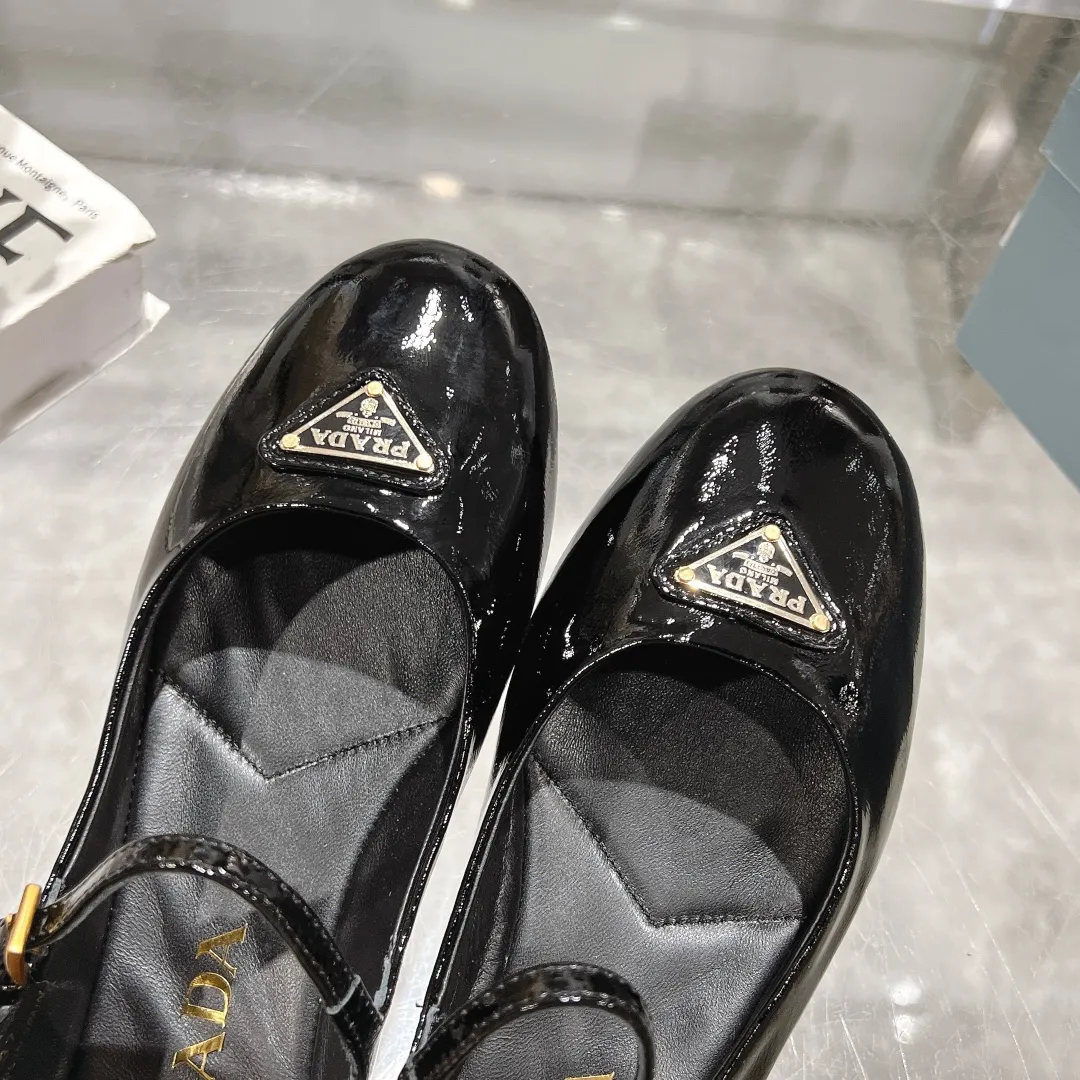 👟👟Ex-factory price 440👟👟 🔥🔥✨Prada/Prada 2024ss spring and summer new products are now available🌟 Mary Jane flat ballet shoes Soft and comfortable, recommended by major bloggers in Little Red Book, proper college style ➕Commuting 1-1 development Round-head golden triangle button Fabric: patent leather, sheepskin, silk fabric Sheepskin lining code number: 35 to 40 (41 is custom-made and cannot be returned or exchanged)